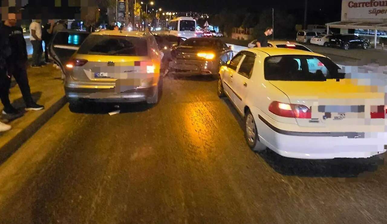 Muğla'da 4 Araç Birbirine Girdi 1